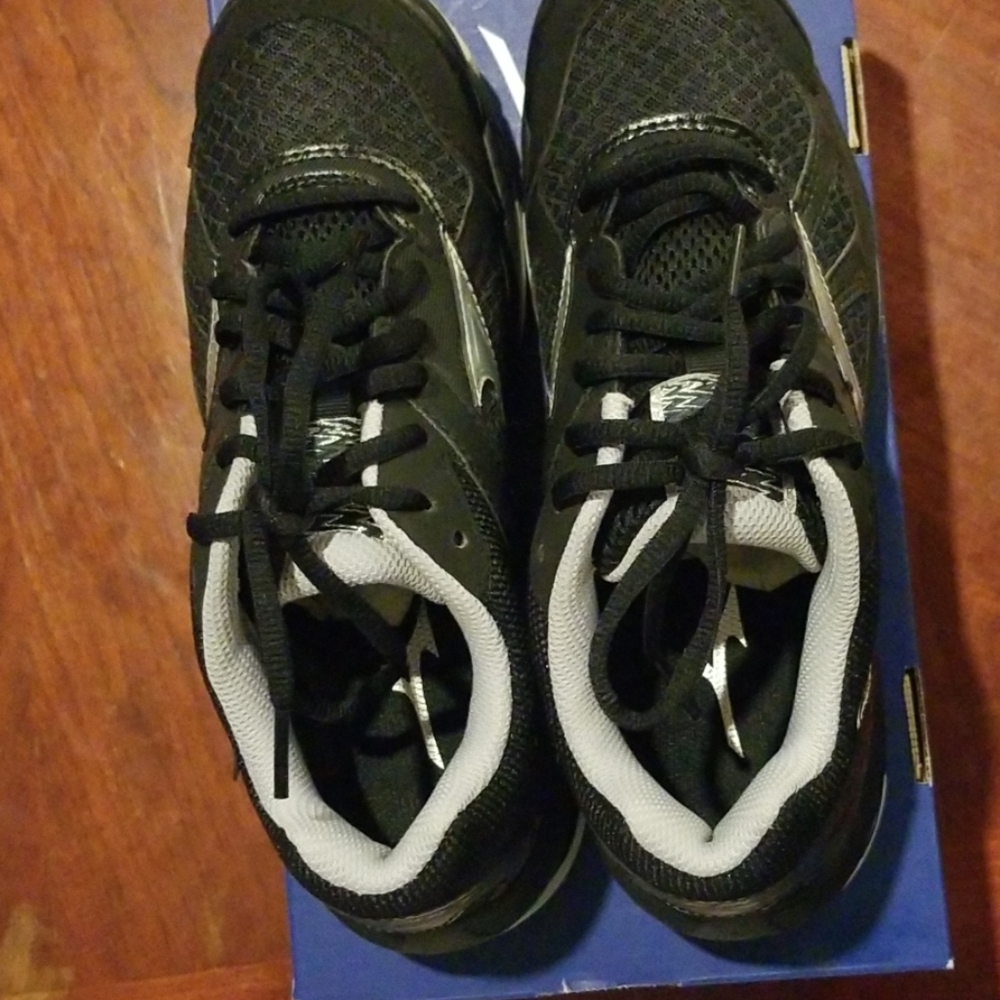 NIB women Mizuno sneakers